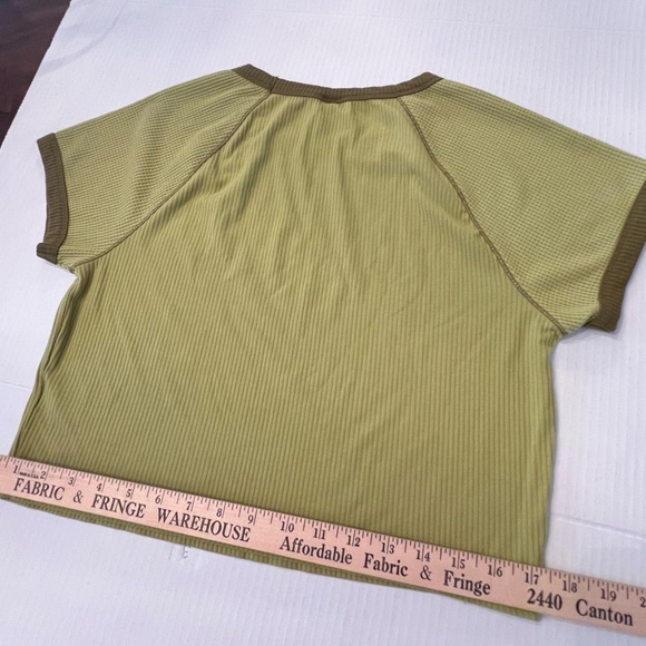 WILD FABLE SIZE XL SHORT SLEEVE CROP TOP WITH ROUND NECK.  GREEN - Picture 2 of 8